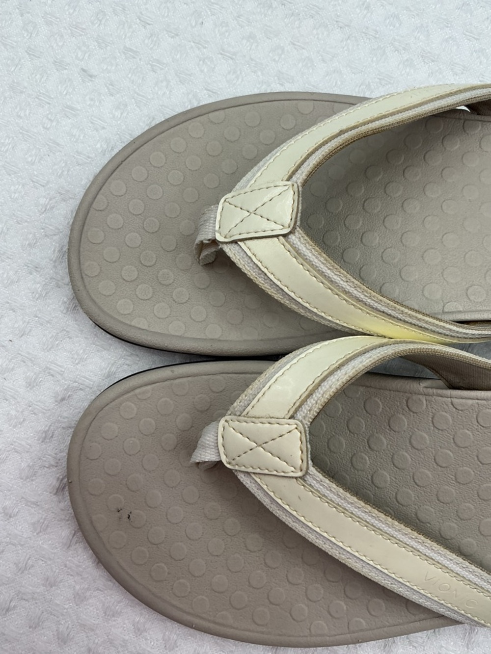 Vionic Beige Cream Thong Sandals - Picture 5 of 10